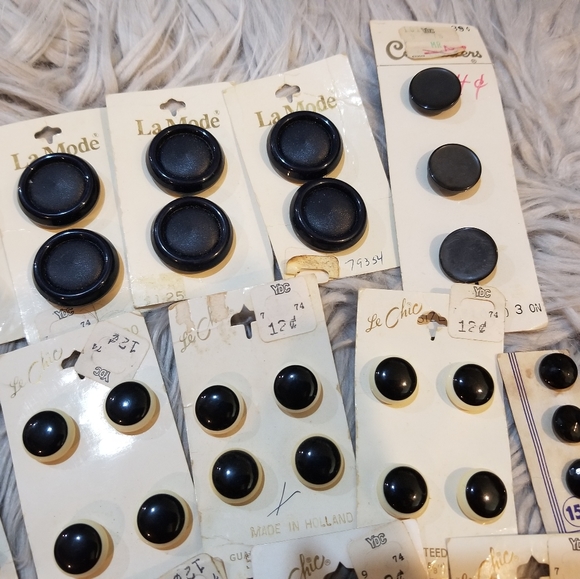 Vintage Buttons - Picture 3 of 13